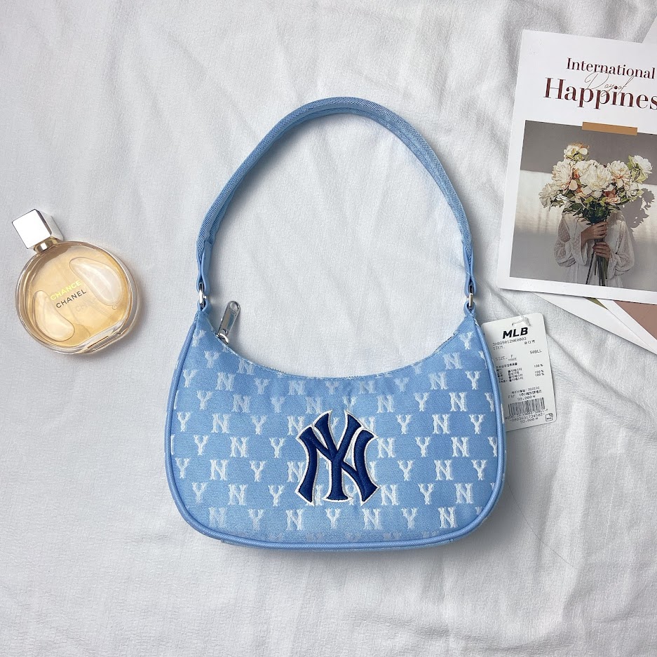 Túi đeo chéo nữ mini xanh dương thêu logo NY MLB Monogram New York Yankees #22 Túi đeo chéo nữ mini xanh dương thêu logo NY MLB Monogram New York Yankees